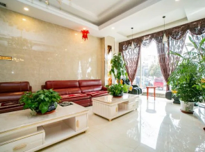 Huaxin Hotel (Wuwei Pedestrian Street Cultural Square)