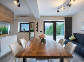 Chilly apartment, jacuzzi with mountain view, 10min to the Lake