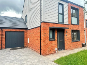 4 Bed House - Sleeps 8 - Pets - Parking - Wifi