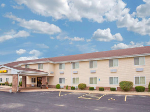 Super 8 by Wyndham Galva