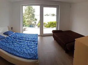 TopSenec-Lakeside Home