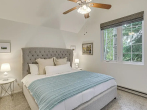 Hike, Ski & Golf: Fully Renovated Edwards Townhome