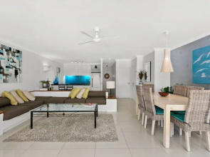 Belle Escapes - Absolute Beachfront Apartment Alamanda Resort “28”