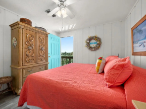 Cozy Cottage, 3 Bedrooms, Sleeps 6, Ocean Front, Pet Friendly, WiFi
