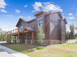 Cocoa Cabin 4 Bedroom Home by RedAwning