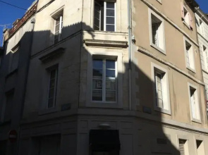 Le Laguna duplex hypercentre les halles donjon wifi linge de pressing