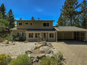 Hall Court Manor - Hot Tub, Pet Friendly, Pool Table!