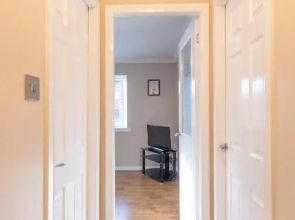 Ground Floor West End /City Centre / Rockvilla flat & Parking