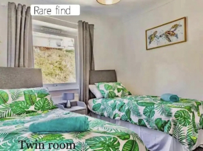 Lovely Apartment Sleeps 6 Singles in Torquay