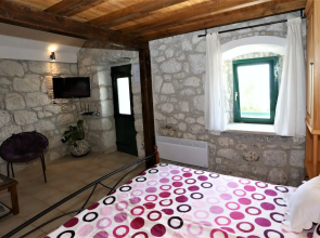 Holiday house in stone with heated pool