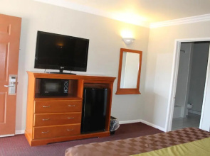 West Coast Inn - Near Gem Theatre