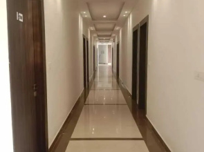 Hotel The Royal Crown