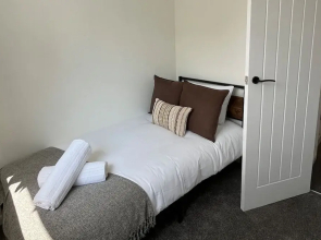 2 bed House in City Centre - Offers for Long Stays