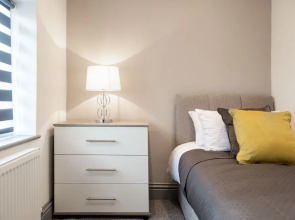 4 Bed - Sleeps 6 - Private Garden - Free Parking
