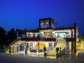 ELIVAAS Ivory Estate Pet-friendly Farm