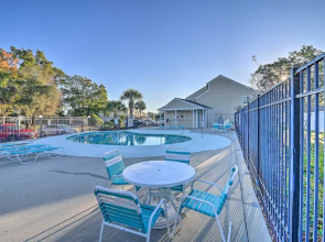 2 Mi to Surfside Beach: Condo w/ Community Pool!