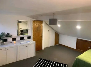City Centre Duplex Sleeps 4 H55