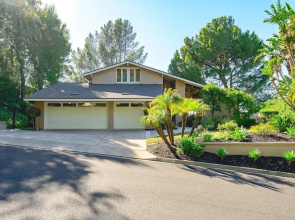 Spacious Retreat With Scenic Mountain Views