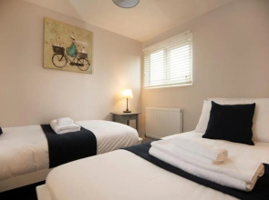 Oliverball Serviced Apartments - Harold House - Modern open plan 4 bedroom, 3 bathroom house in Portsmouth