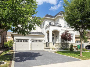 Spacious Family Haven: Modern 4-bedroom Luxury Home