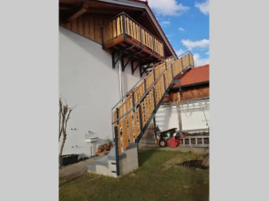 Komplette Dachwohnung mit Balkon und Bergblick