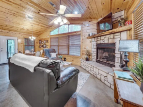 Hot Tub & Deck: Broken Bow 'azalea House'