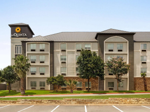 La Quinta Inn & Suites by Wyndham San Antonio N Stone Oak