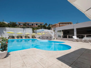 Kouros Apartments & Studios