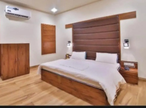 Hotel B P Emerald