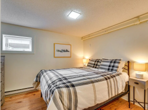 Ski-in/ski-out Bromley Mtn Condo: Wood Fireplace!