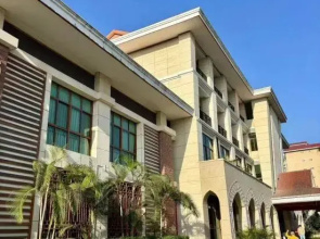 Ruili Yurui Hot Spring Garden Resort Hotel