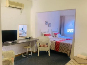 Room-busa House Self Catering Guest Hous