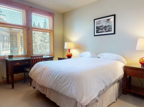 Solstice 18 Beautiful and Modern, Private Washer Dryer, Close to Eagle Lodge by RedAwning