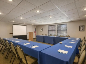 GreenTree Inn & Suites Phoenix Sky Harbor