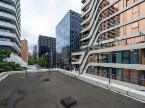 Mid-century 1 Bedroom Apartment on Albert Park With Parking