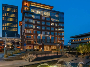 Courtyard Buffalo Downtown / Canalside
