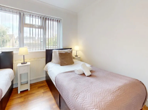 Charming 5-bed House in Grays