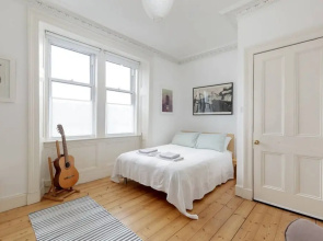 Charming Bright Apartment by Newhaven Harbour