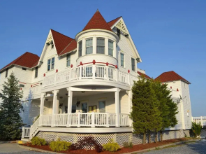 Tavern on the Bay Hotel & Marina