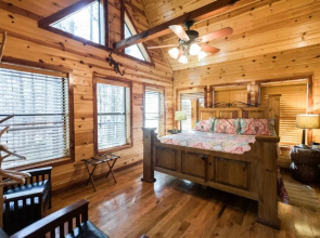 Leaping Lizard Lodge 4 bdrm 3 and a half Bth, Hot tub, Fireplaces, Swing Set, Gameroom