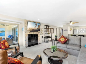 Carefree Tranquility at the Lake Waterfront Stay for 4 With Resort Amenities