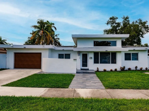 Stylish Aventura Home With Pool on Intercostal
