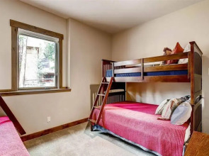 Mountain Majesty Manor Main Street by Pinnacle Lodging