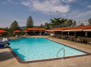 The Happy Place - Mountain Views and Amenities Galore by Yosemite Region Resorts