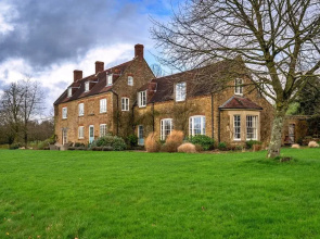 Holiday Home in Bruton With Private Lakes