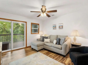 The Greenview Haven: Cozy For 6!