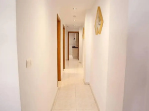 Modern 3-bed Apt, Sleeps 7, 6 Min Walk to Beach