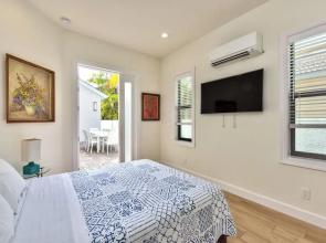 Sorrento Cabana: 1-Bedroom Cabana Near Vanderbilt Beach – Perfect for a Tranquil Beachside Escape