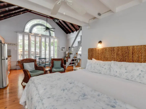 New Rose Retreat - Pool Parking