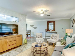 Remodeled St Petersburg Retreat w/ Hot Tub!